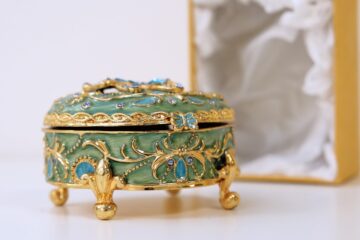 Why Buying Antique Jewelry Sold Online is the Best Choice