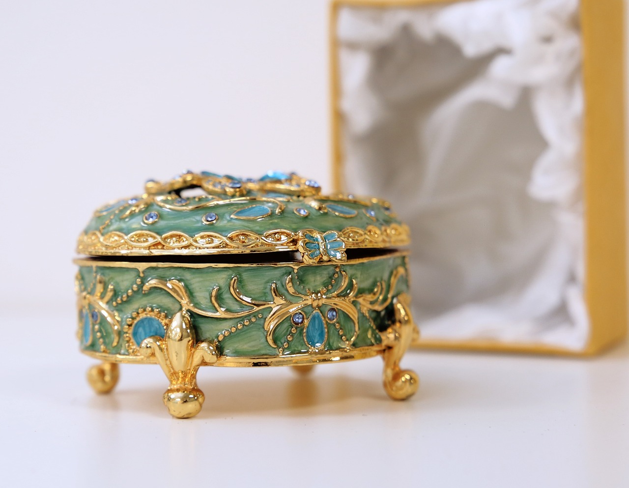 Why Buying Antique Jewelry Sold Online is the Best Choice